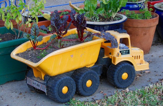 Jardim com brinquedos Dicas de Belos Jardins Feitos com Produtos Reciclados