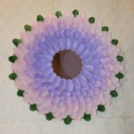 Espelho com moldura de colher de plástico