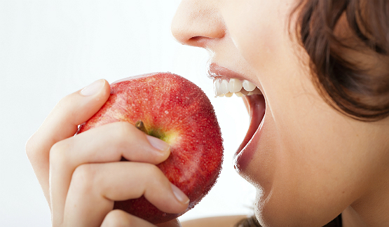 comendo uma maçã